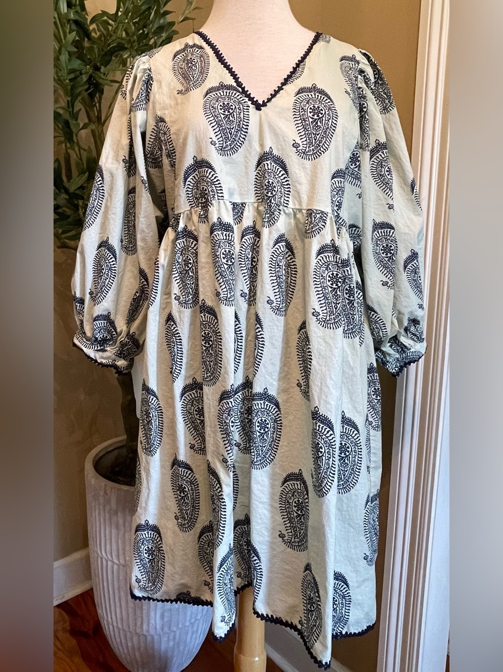 Paisley Print V-Neck Casual Midi Dress in Cream and Navy